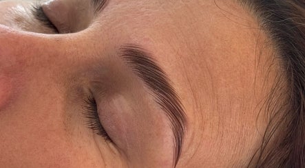 Tratamiento de cejas en Indigo & Co., Ituzaingó, Provincia De Buenos Aires, AR. Resultados impecables.