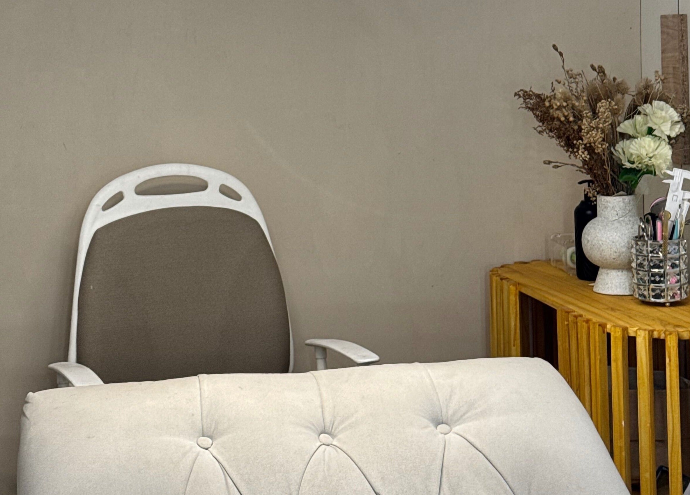 Espacio acogedor en Indigo & Co. Ituzaingó, Provincia De Buenos Aires, AR con silla y decoración elegante.