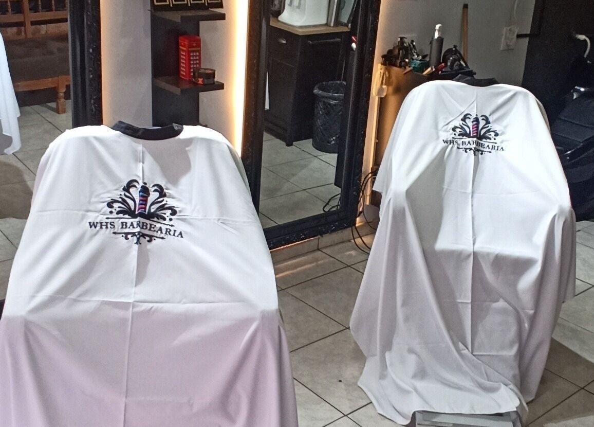 Cadeiras de barbearia na WHS Barbearia em São Paulo, São Paulo, BR, prontas para atendimento.