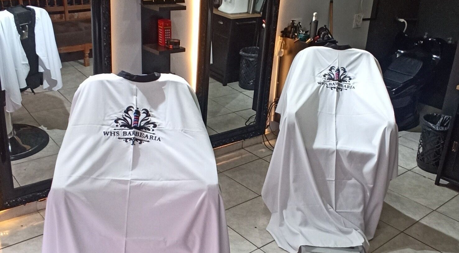 Cadeiras de barbearia na WHS Barbearia em São Paulo, São Paulo, BR, prontas para atendimento.