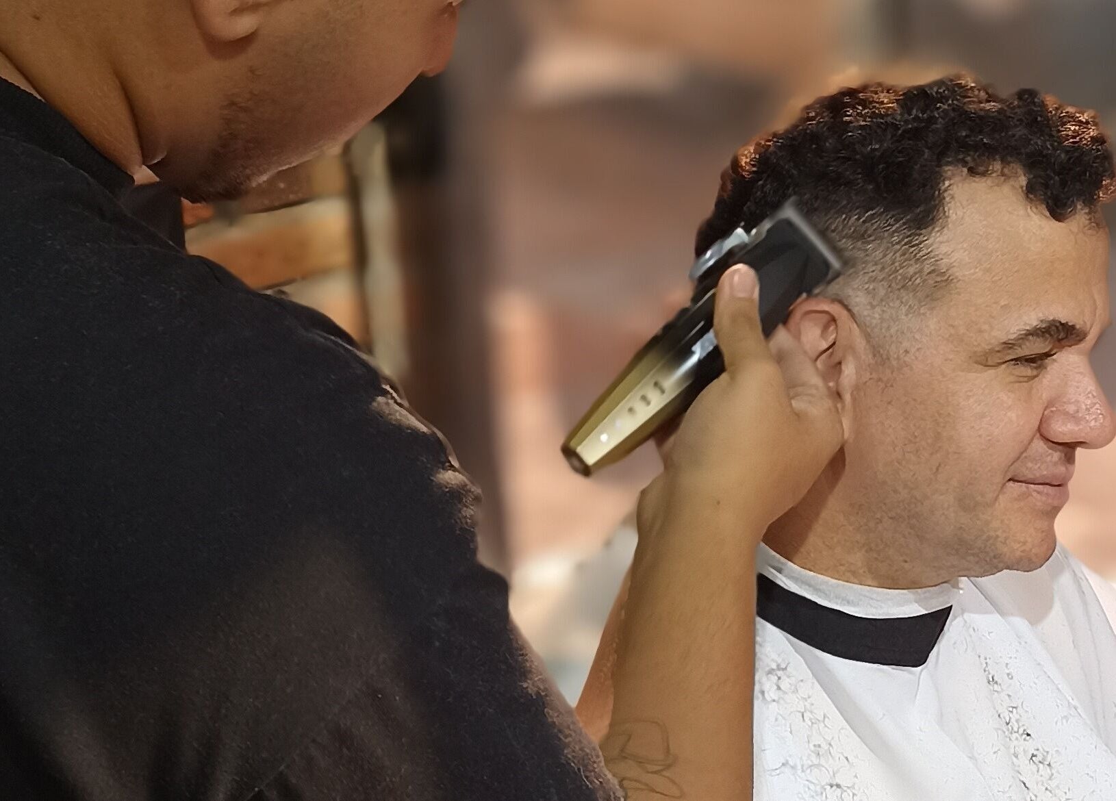 Corte de cabelo em WHS Barbearia, São Paulo, São Paulo, BR, destacando precisão e estilo.