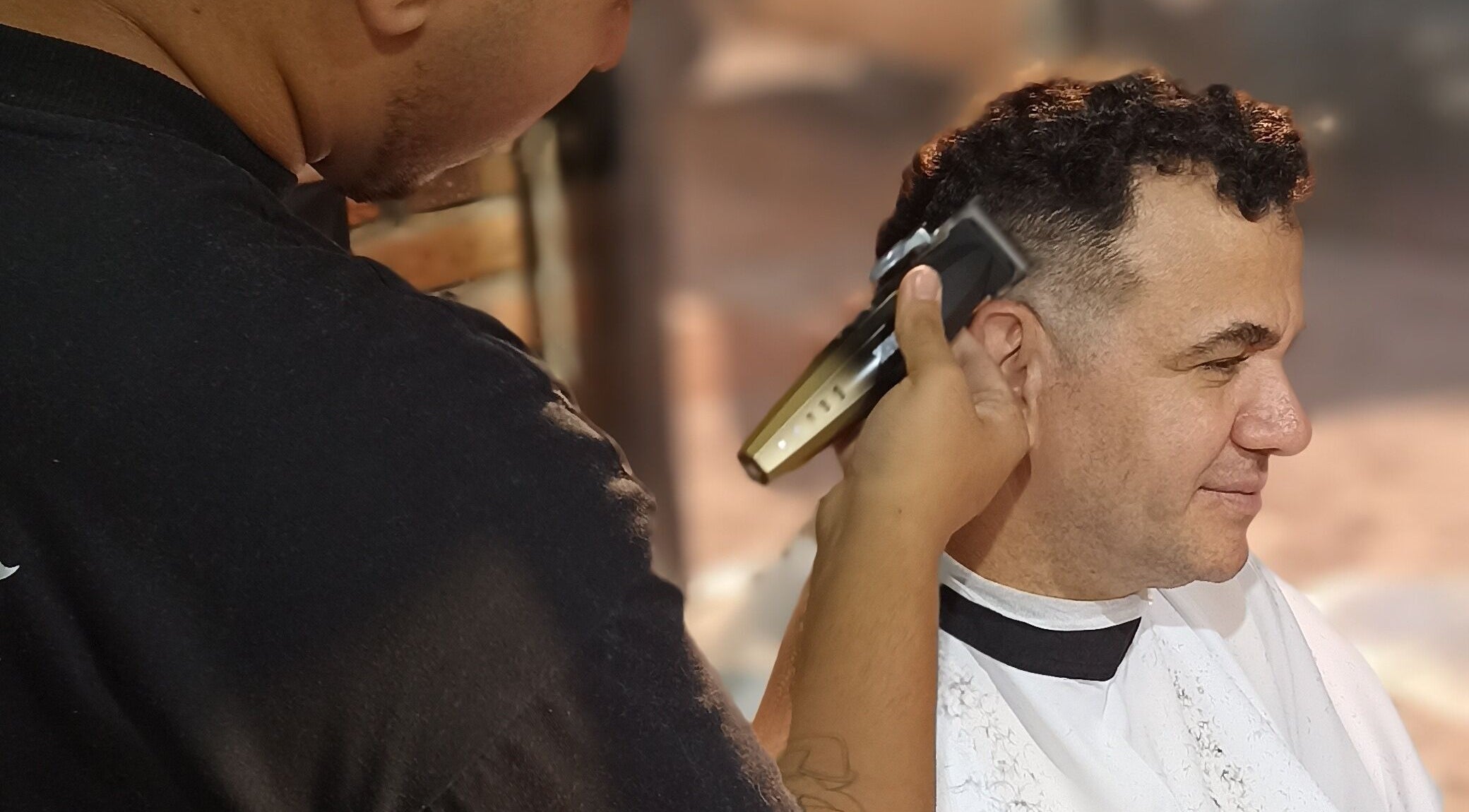Corte de cabelo em WHS Barbearia, São Paulo, São Paulo, BR, destacando precisão e estilo.