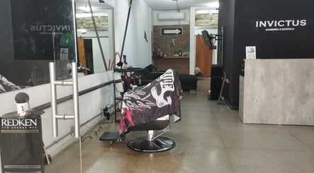 Interior de Invictus, Montevideo, Departamento De Montevideo, UY, mostrando elegante silla de peluquería.