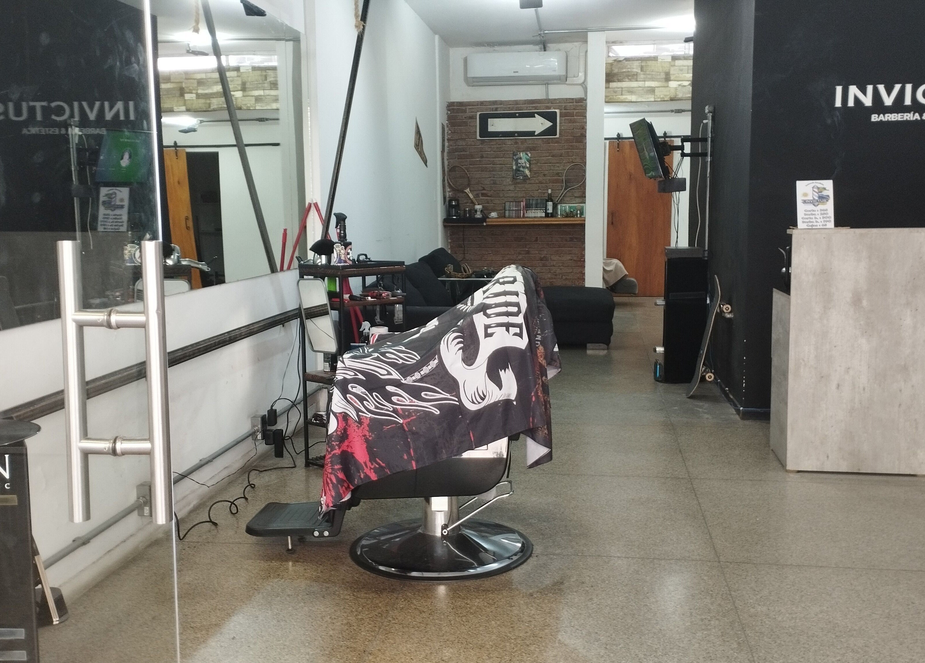 Interior de Invictus en Montevideo, UY. Moderno salón de belleza y bienestar especializado.