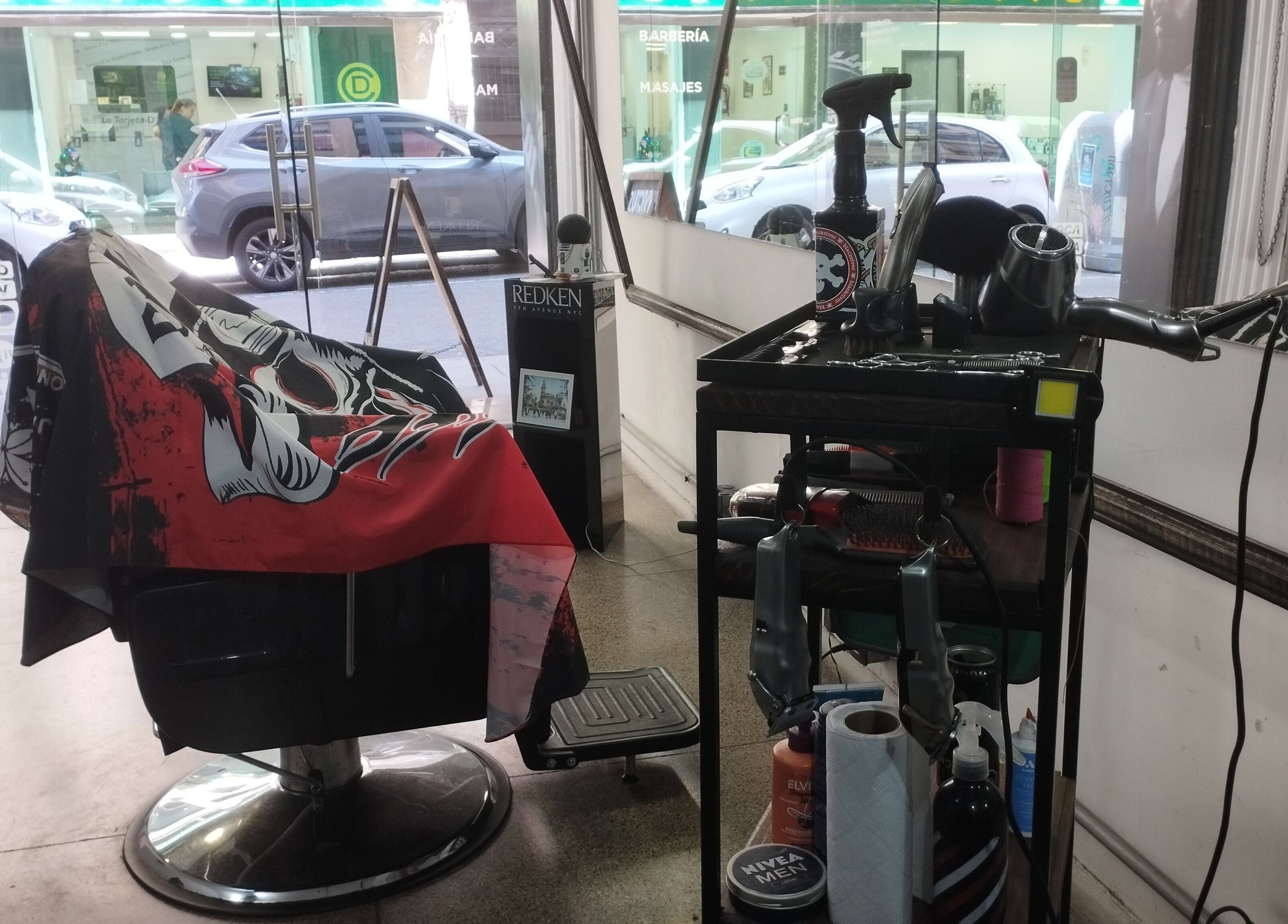 Interior de Invictus con silla de peluquería y herramientas en Montevideo, Departamento De Montevideo, UY.