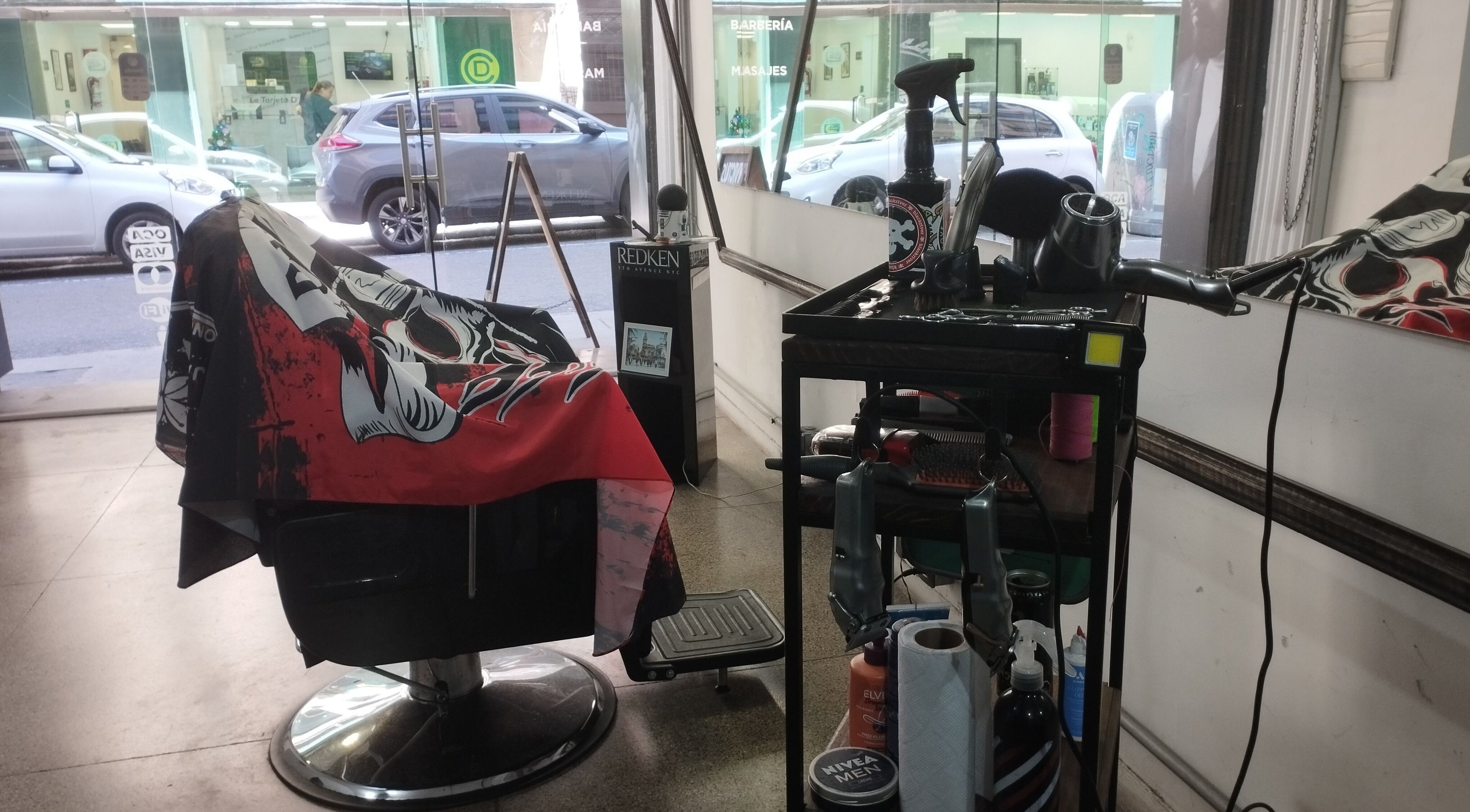Interior de Invictus con silla de peluquería y herramientas en Montevideo, Departamento De Montevideo, UY.