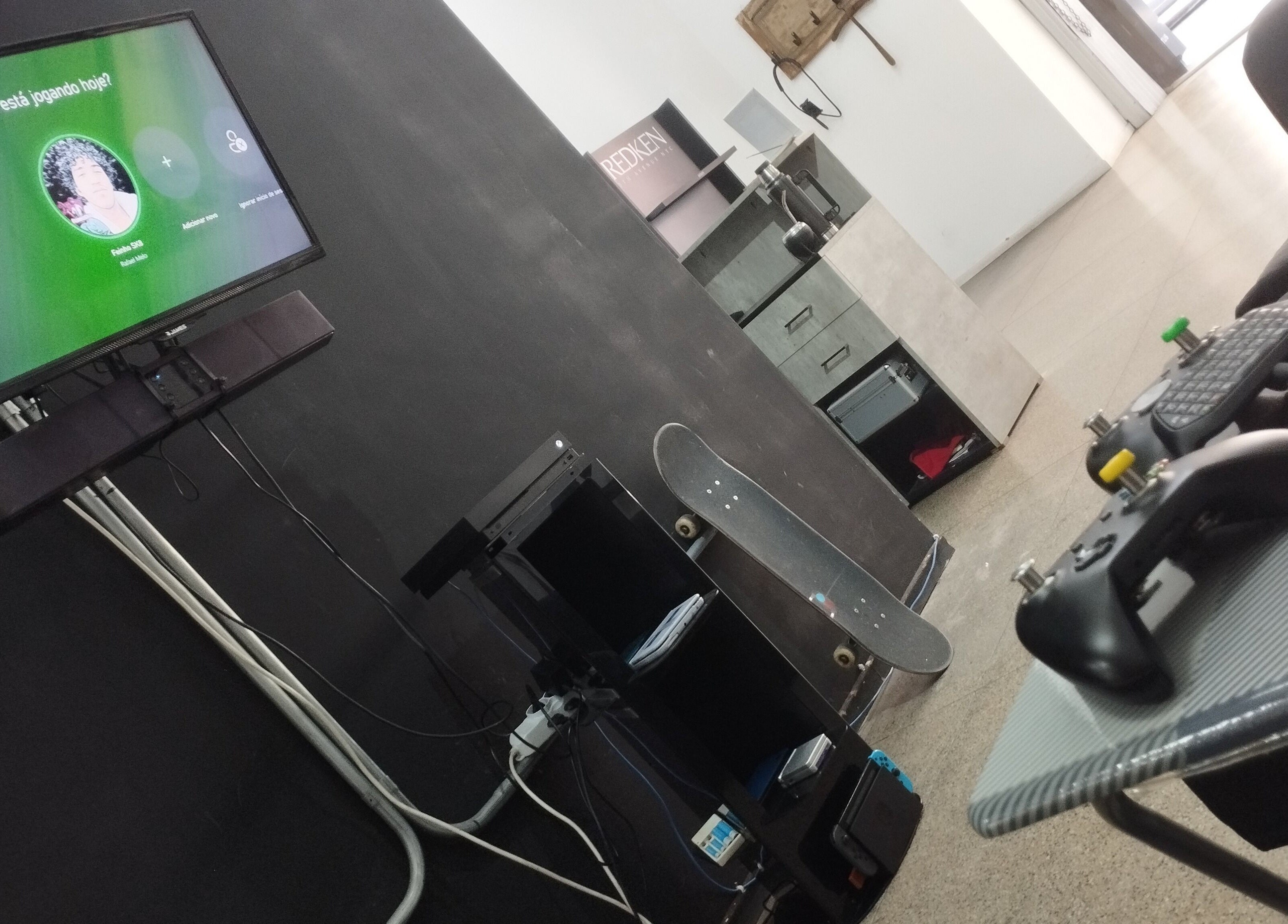 Zona de juegos en Invictus, Montevideo, Departamento De Montevideo, UY con mandos y pantalla.