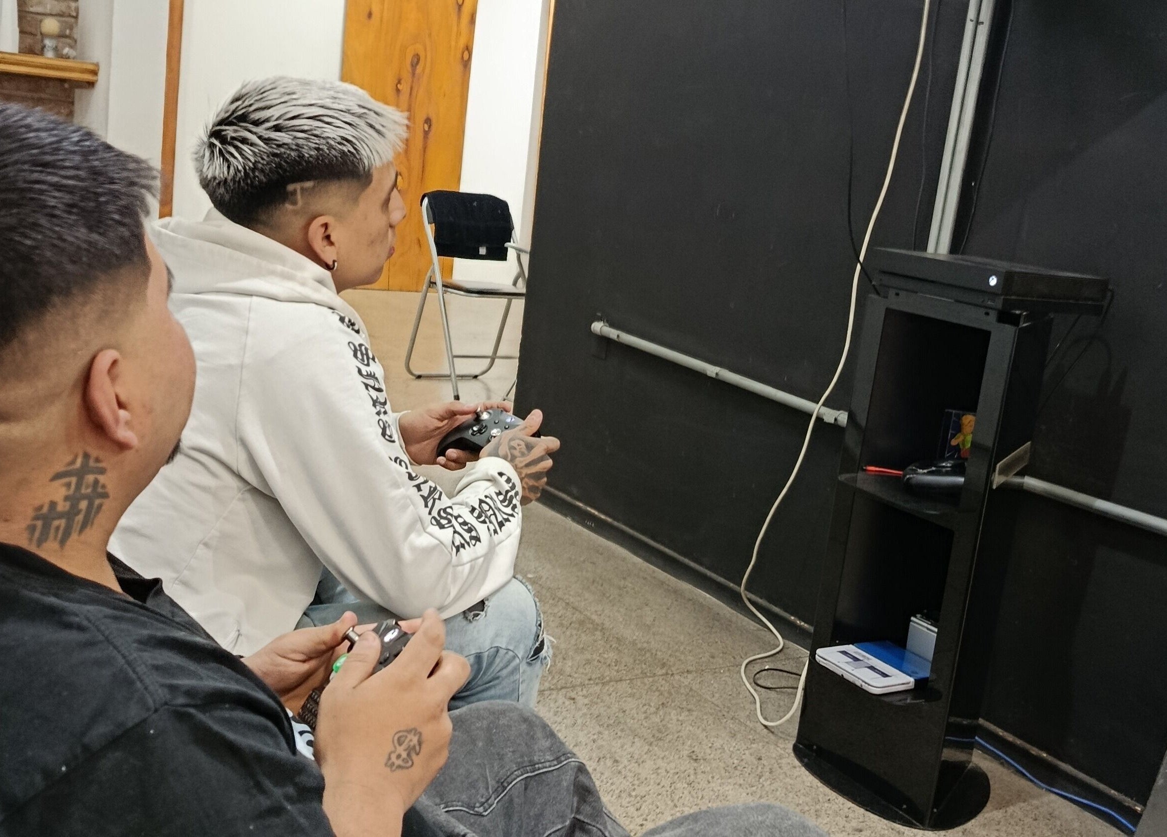 Clientes jugando en Invictus, Montevideo, Departamento De Montevideo, UY, disfrutando de una experiencia relajante.