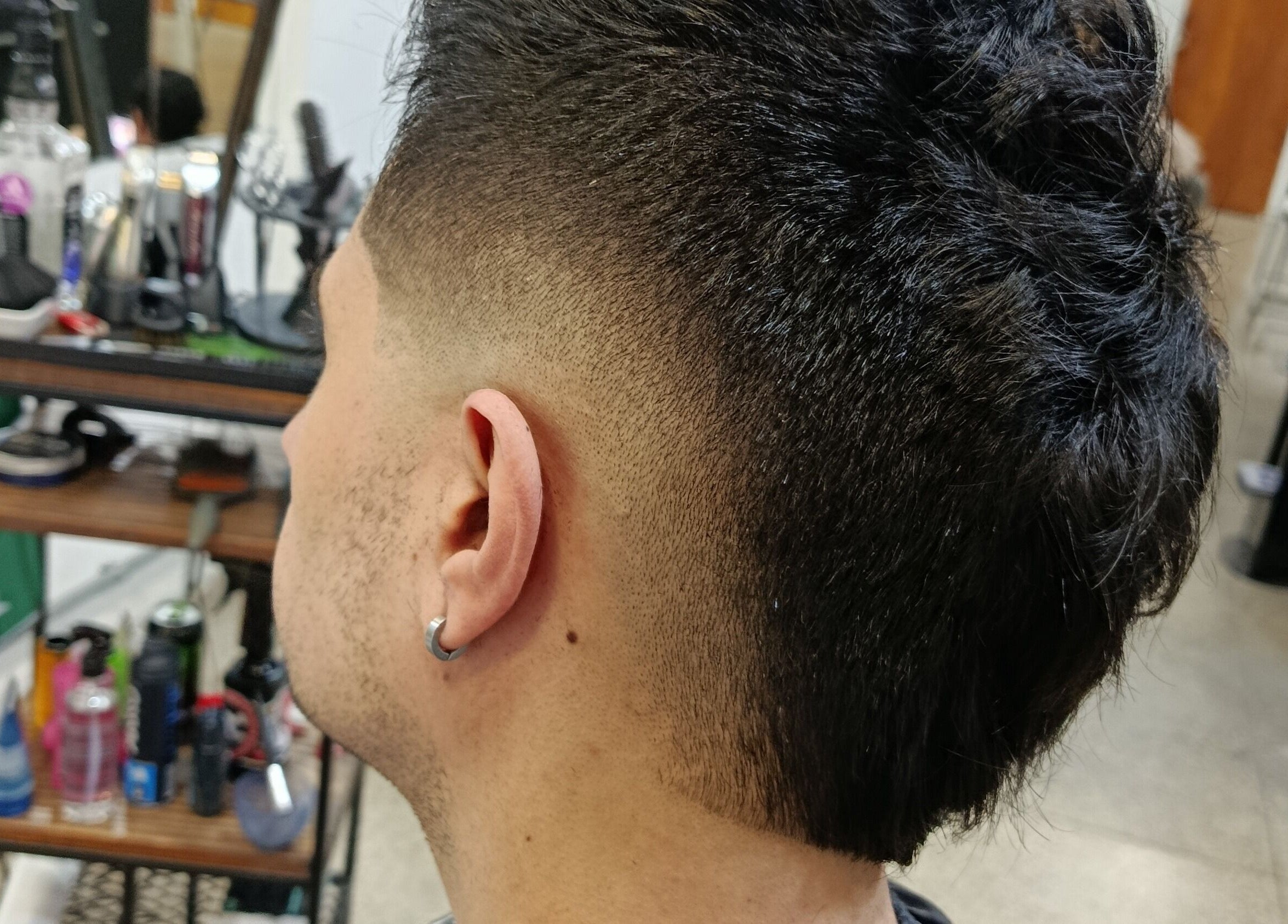 Corte de cabello elegante en Invictus, Montevideo, Departamento De Montevideo, UY. Estilo moderno y nítido.
