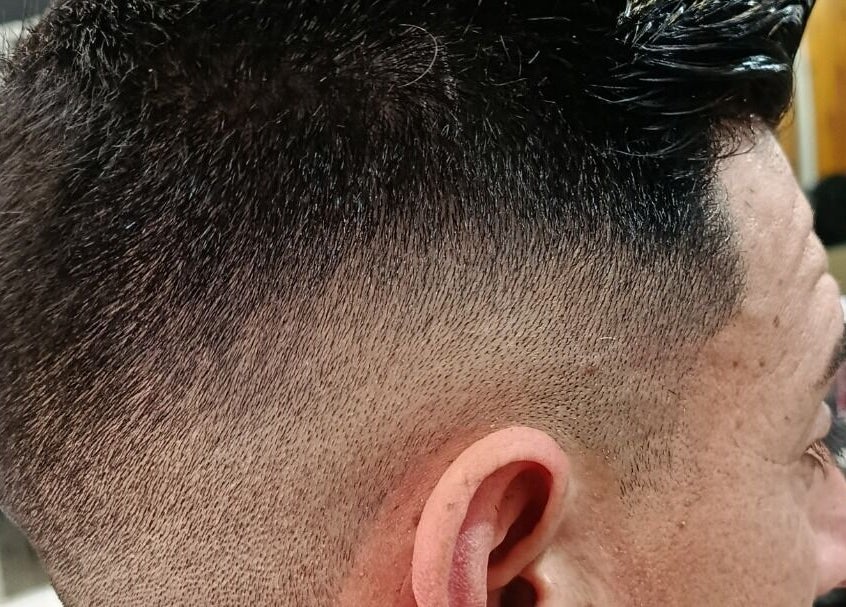 Corte de cabello moderno en Invictus, Montevideo, Departamento De Montevideo, UY, ideal para estilo fresco.