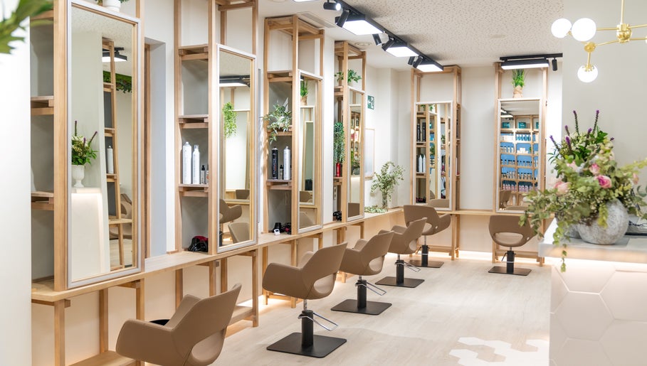 Interior moderno de Bellezza 10 en Motril, Andalucía, ES, con muebles elegantes y espejos iluminados.