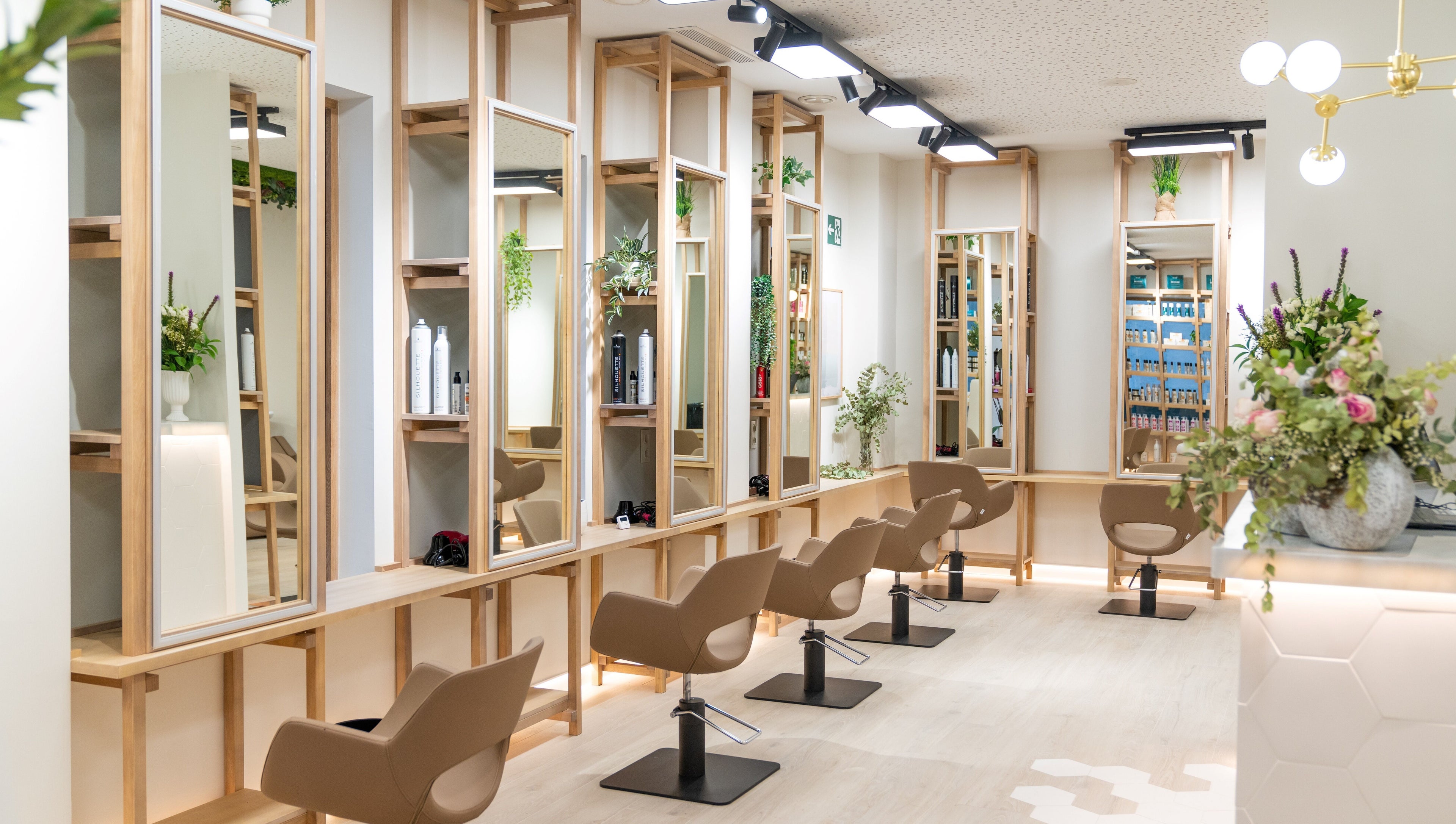 Interior moderno de Bellezza 10 en Motril, Andalucía, ES, con muebles elegantes y espejos iluminados.