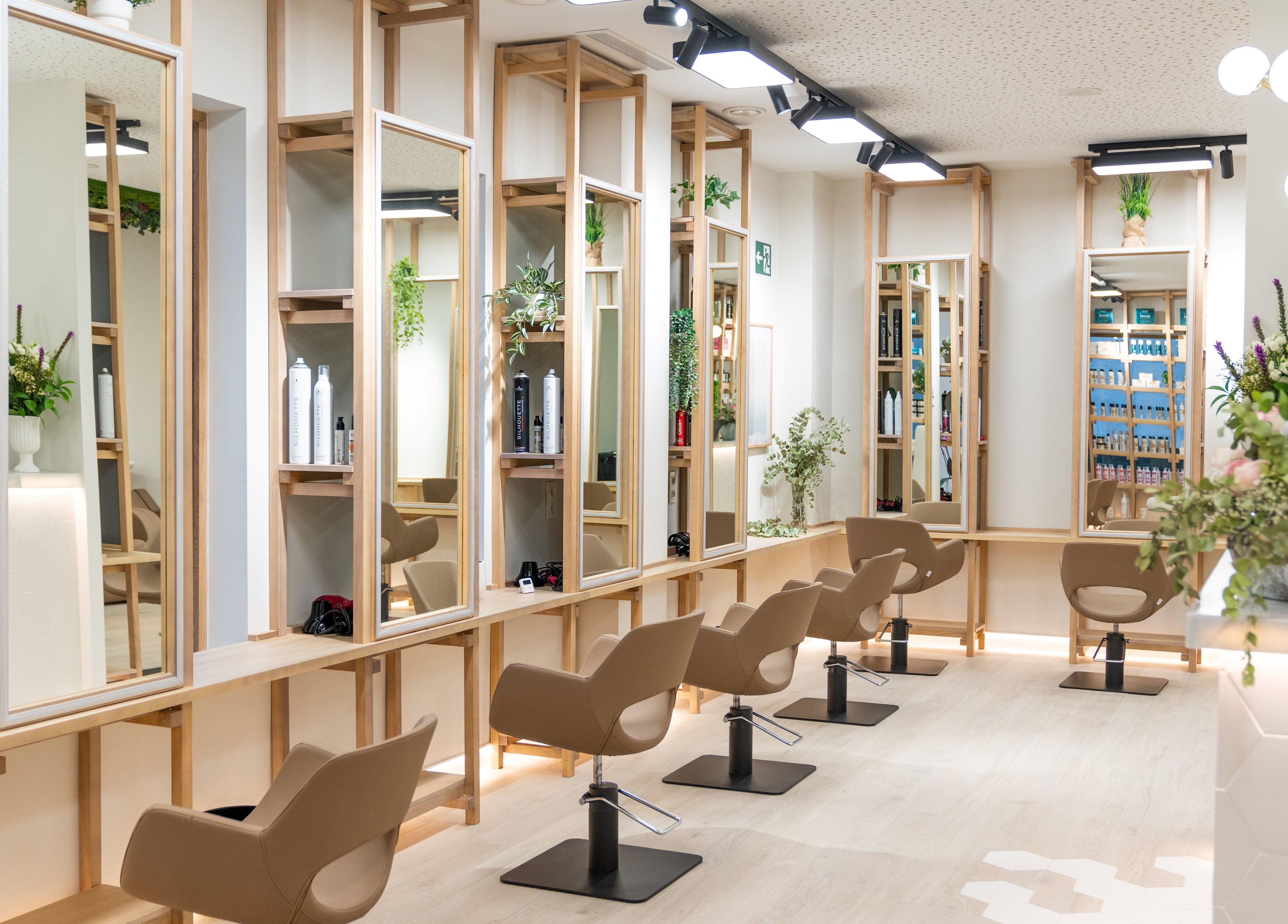 Interior moderno de Bellezza 10 en Motril, Andalucía, ES, con muebles elegantes y espejos iluminados.