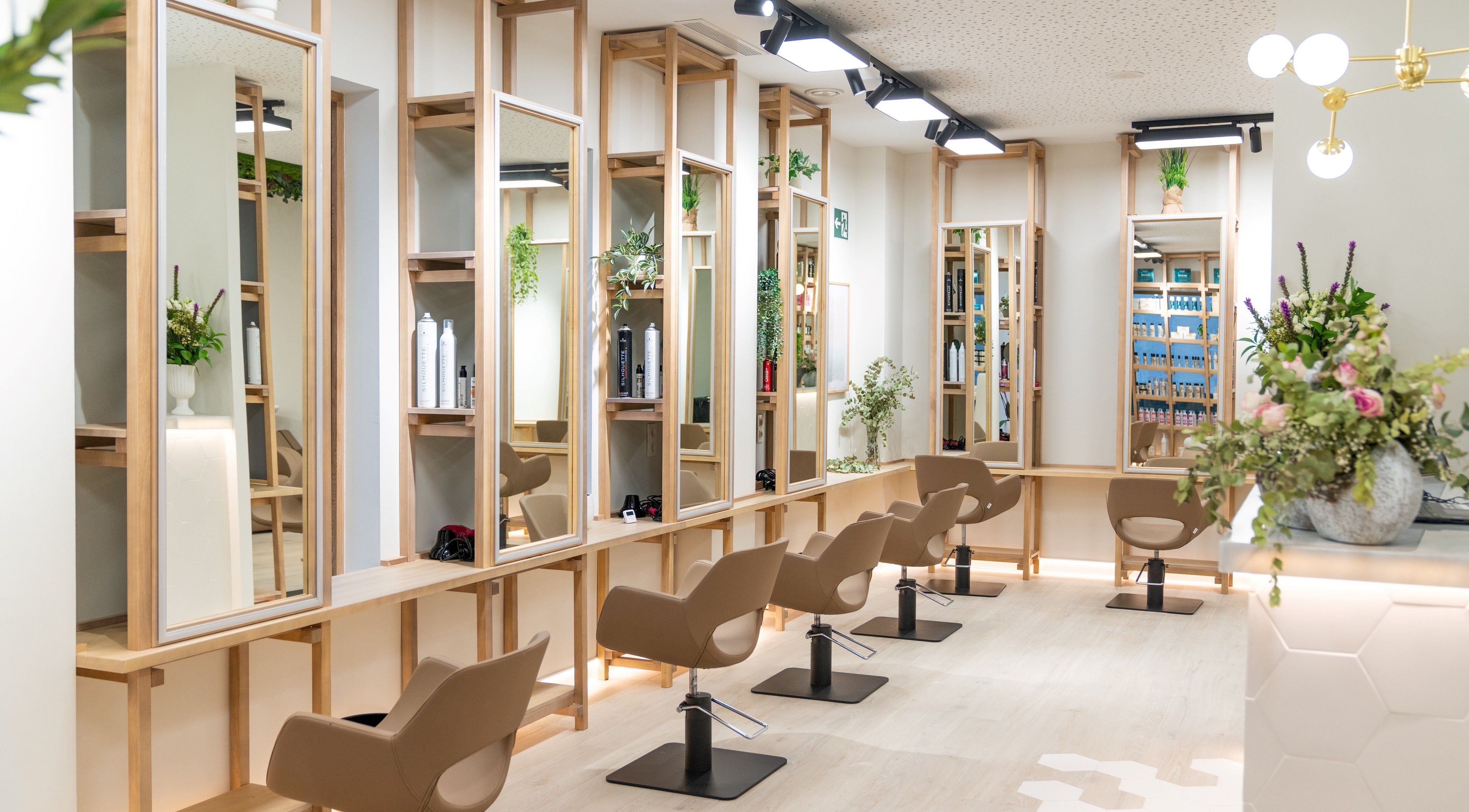 Interior moderno de Bellezza 10 en Motril, Andalucía, ES, con muebles elegantes y espejos iluminados.