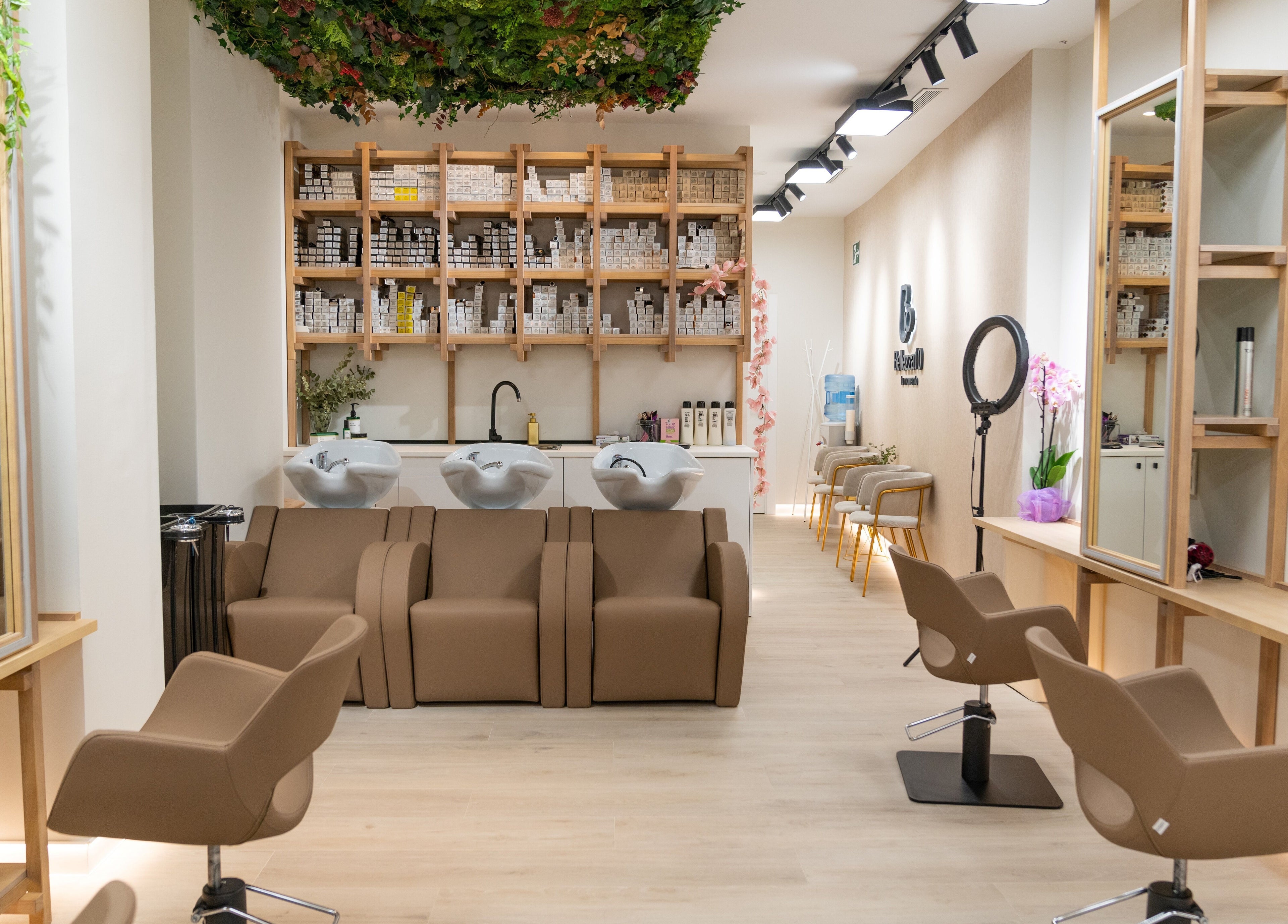 Interior del salón Bellezza 10 en Motril, Andalucía, ES con sillas elegantes y lavabos modernos.