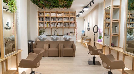 Interior del salón Bellezza 10 en Motril, Andalucía, ES con sillas elegantes y lavabos modernos.
