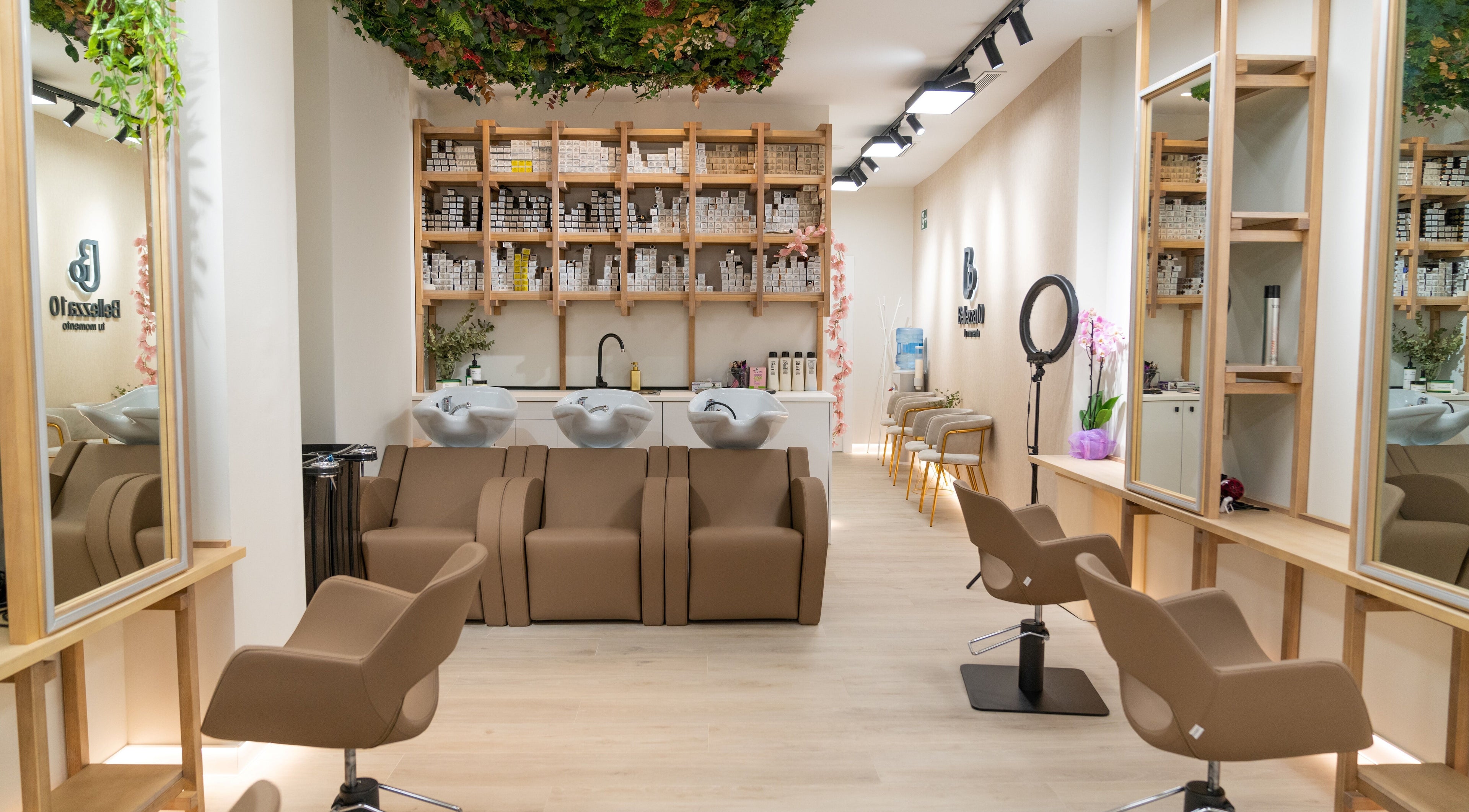 Interior del salón Bellezza 10 en Motril, Andalucía, ES con sillas elegantes y lavabos modernos.