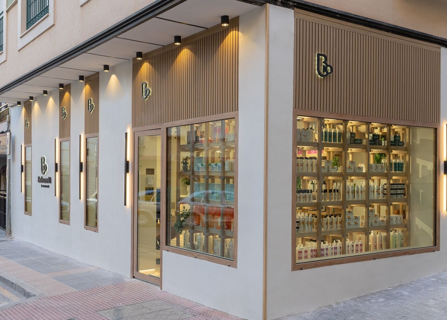 Fachada moderna de Bellezza 10 en Motril, Andalucía, ES, mostrando escaparate iluminado.