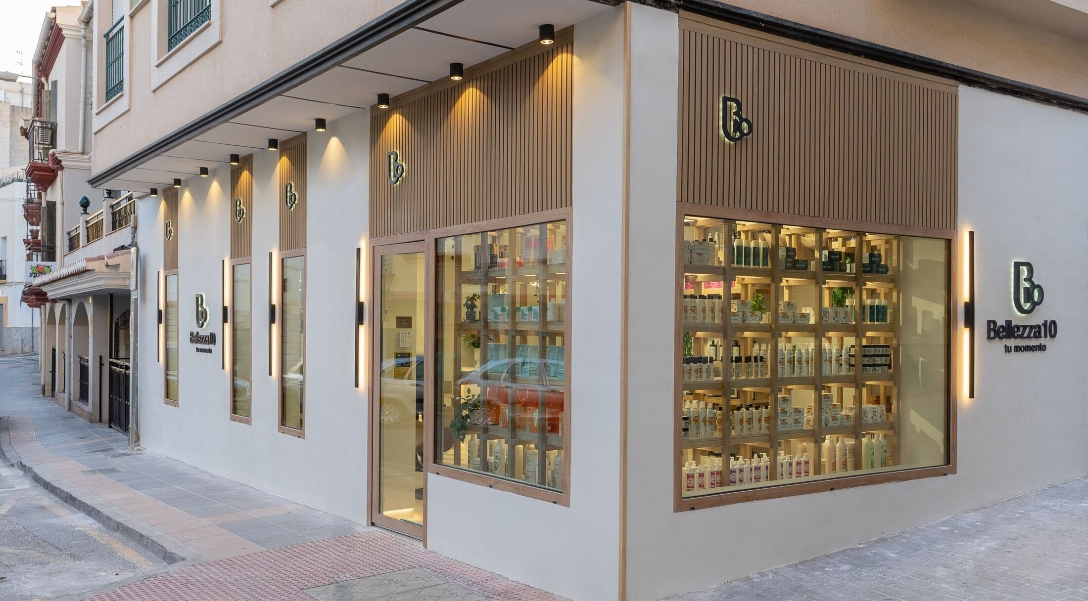 Fachada moderna de Bellezza 10 en Motril, Andalucía, ES, mostrando escaparate iluminado.