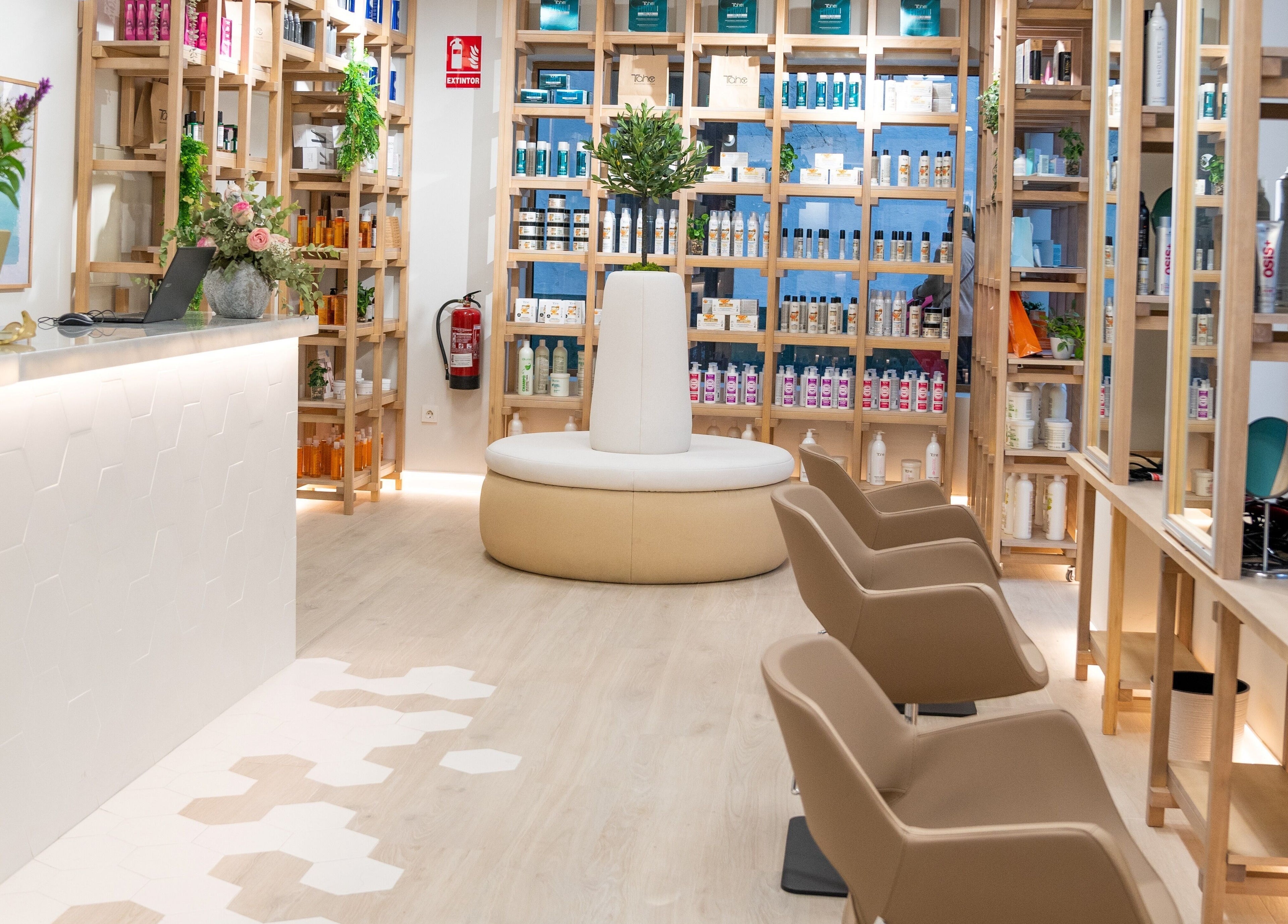 Interior moderno de Bellezza 10 en Motril, Andalucía, ES con sillas elegantes y productos de belleza.