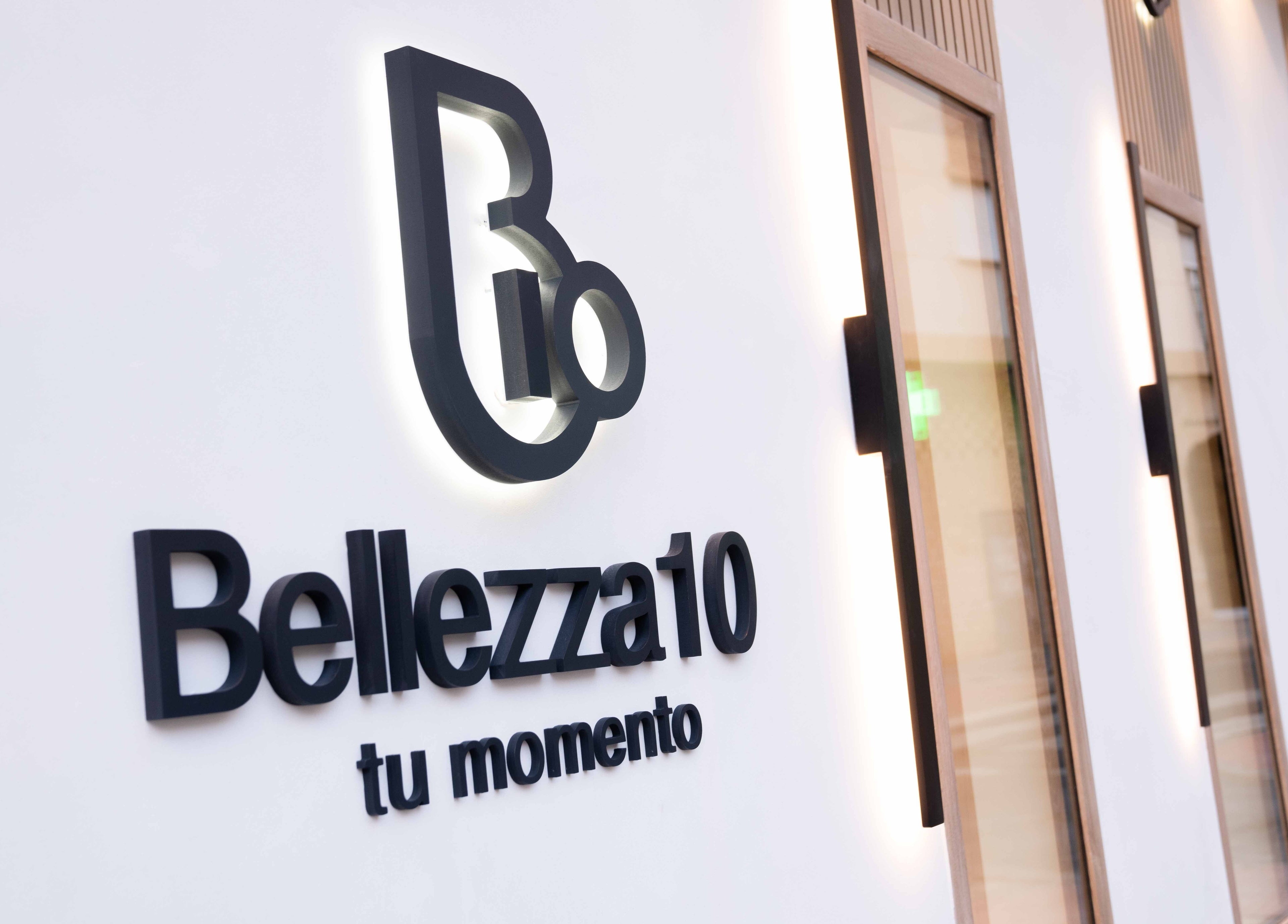 Fachada iluminada de Bellezza 10 en Motril, Andalucía, ES, destacando su letrero moderno.