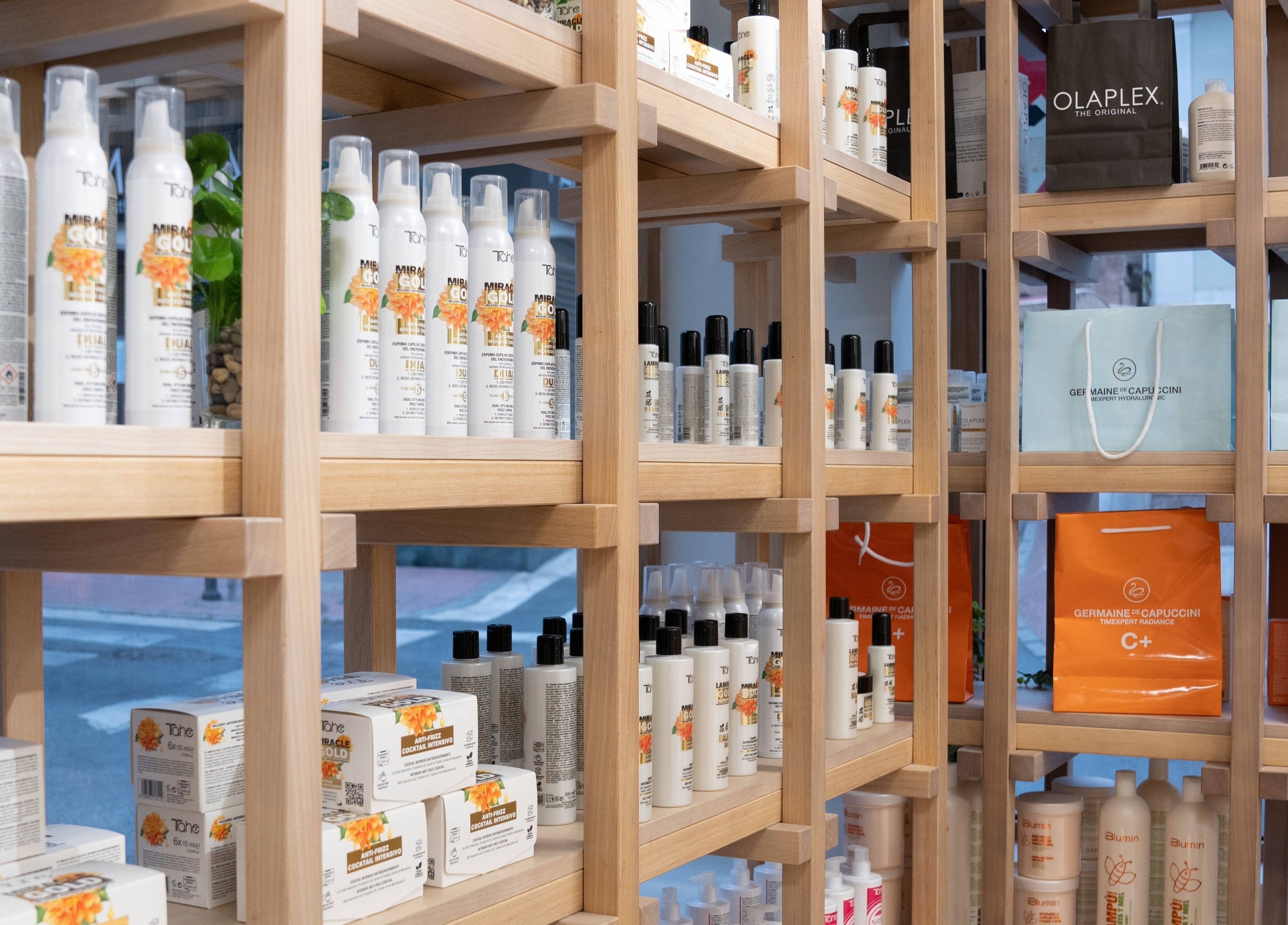 Productos de belleza en estantes en Bellezza 10, Motril, Andalucía, ES.