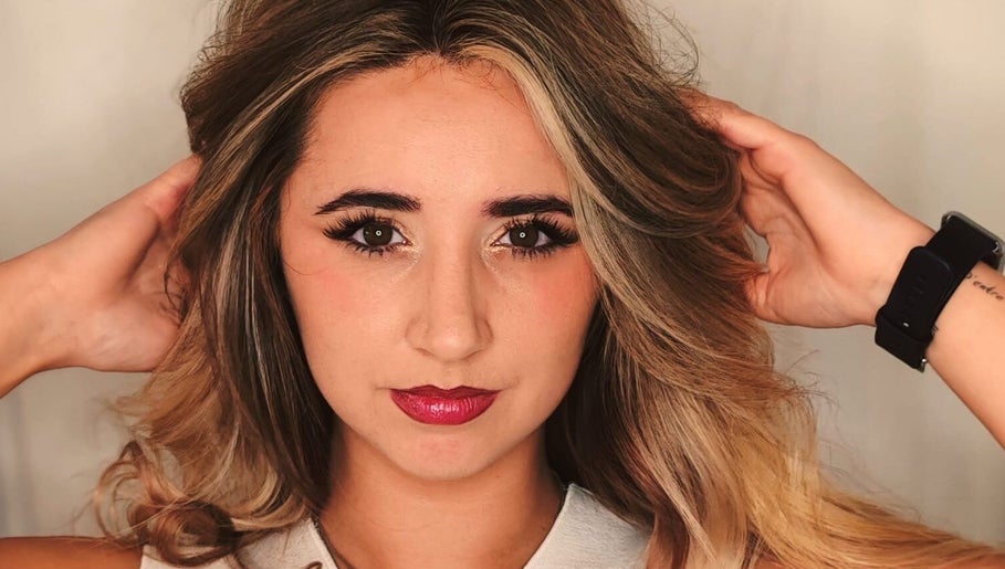 Mujer con estilo elegante en APHRODITE, Son Ferriol, Illes Balears, ES, mostrando peinado sofisticado.