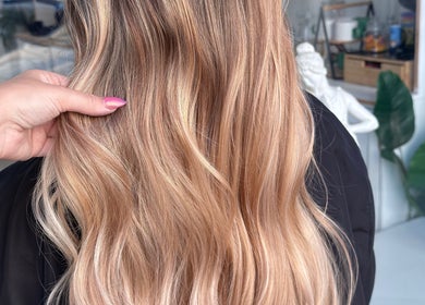 Cabello largo y saludable en APHRODITE, Son Ferriol, Illes Balears, ES.