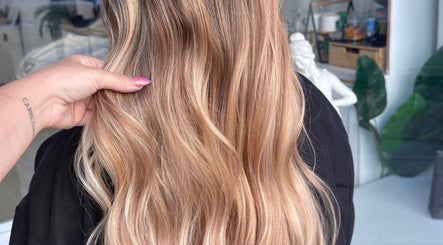 Cabello largo y saludable en APHRODITE, Son Ferriol, Illes Balears, ES.