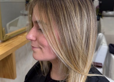 Estilo moderno de reflejos rubios en APHRODITE, Son Ferriol, Illes Balears, ES.