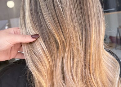 Hermoso cabello rubio con reflejos en APHRODITE, Son Ferriol, Illes Balears, ES.