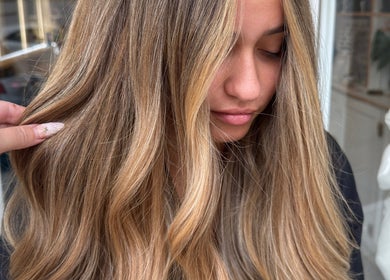 Cabello con reflejos dorados en APHRODITE, Son Ferriol, Illes Balears, ES, mostrando un peinado elegante.