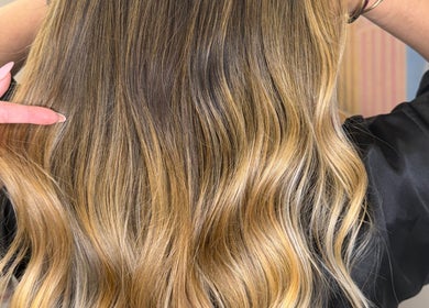 Cabello rubio brillante en el salón APHRODITE, Son Ferriol, Illes Balears, ES.