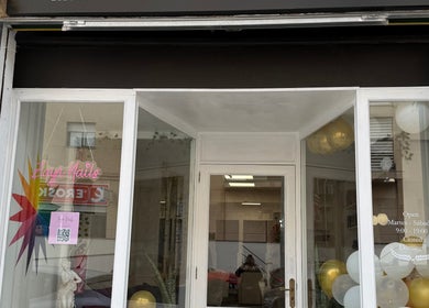 Entrada de APHRODITE en Son Ferriol, Illes Balears, ES con decoración moderna y signos en la ventana.