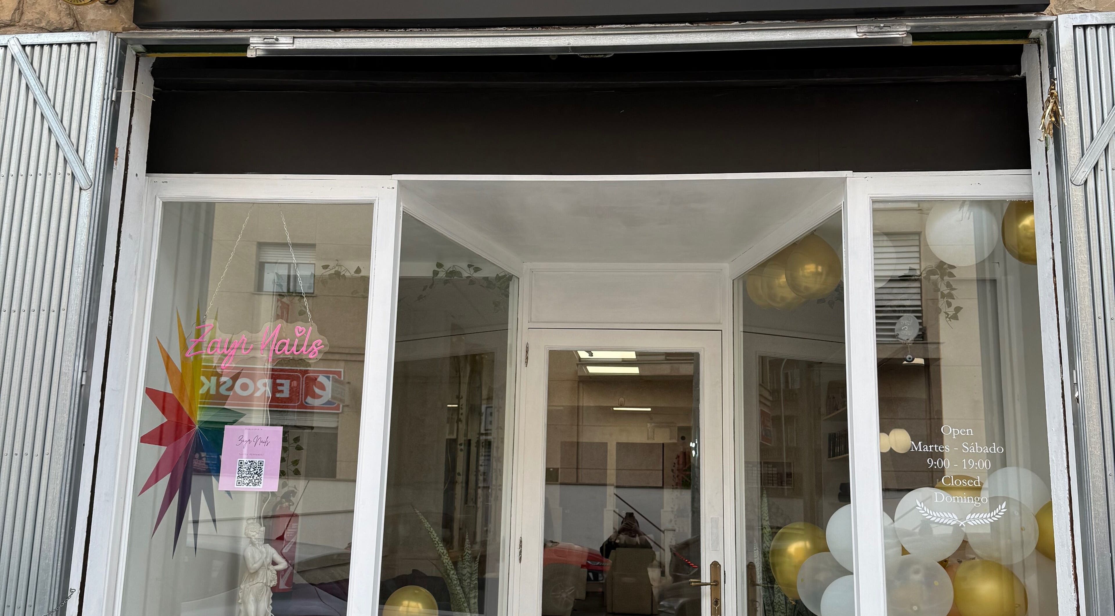 Entrada de APHRODITE en Son Ferriol, Illes Balears, ES con decoración moderna y signos en la ventana.