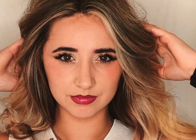 Mujer con maquillaje impecable en APHRODITE, Son Ferriol, Illes Balears, ES.