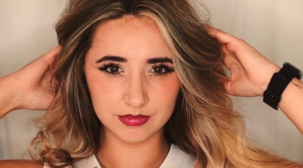 Mujer con maquillaje impecable en APHRODITE, Son Ferriol, Illes Balears, ES.