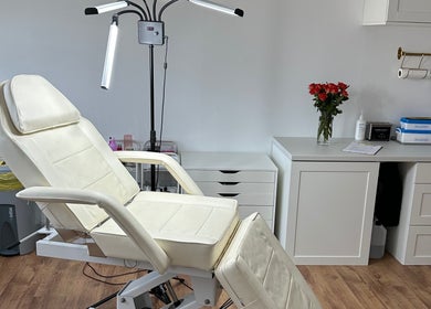 Luxurious beauty chair at PAŁKA | Witney Beauty & Aesthetics, Witney, England, GB, ready for treatments.