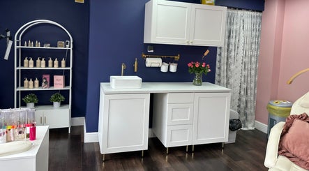 PAŁKA | Witney Beauty & Aesthetics features a chic blue and white beauty station in Witney, England, GB.