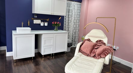 Cozy treatment room at PAŁKA | Witney Beauty & Aesthetics with plush chair and floral decor in Witney, England, GB.