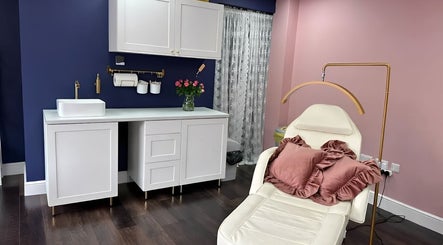 Luxurious beauty treatment room at Jolanta Palka, Witney, England, GB with plush seating and chic decor.