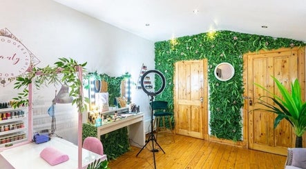 Luxurious beauty station at Balanced Beauty Edinburgh, Edinburgh, Scotland, GB with lush green decor.