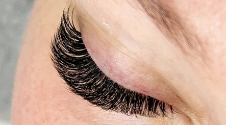 lashes_eliza