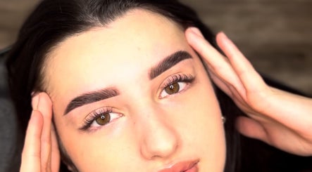 Flawlessly groomed eyebrows at BROWZBYCASS in Cambridge, Ontario, CA, showcasing expert beauty techniques.