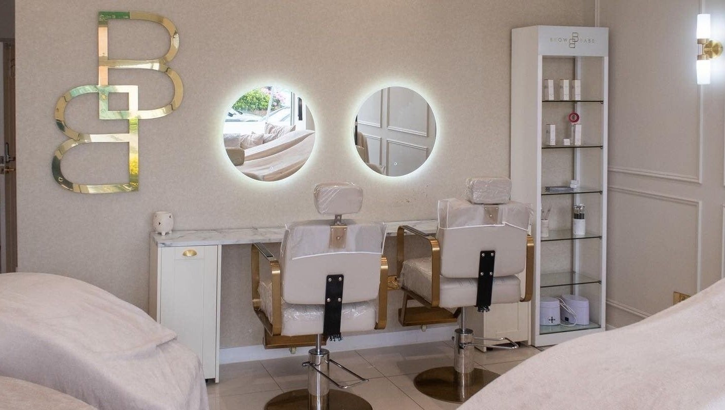 Chic salon interior at Browbabe Welling, England, GB with stylish chairs and mirrors.