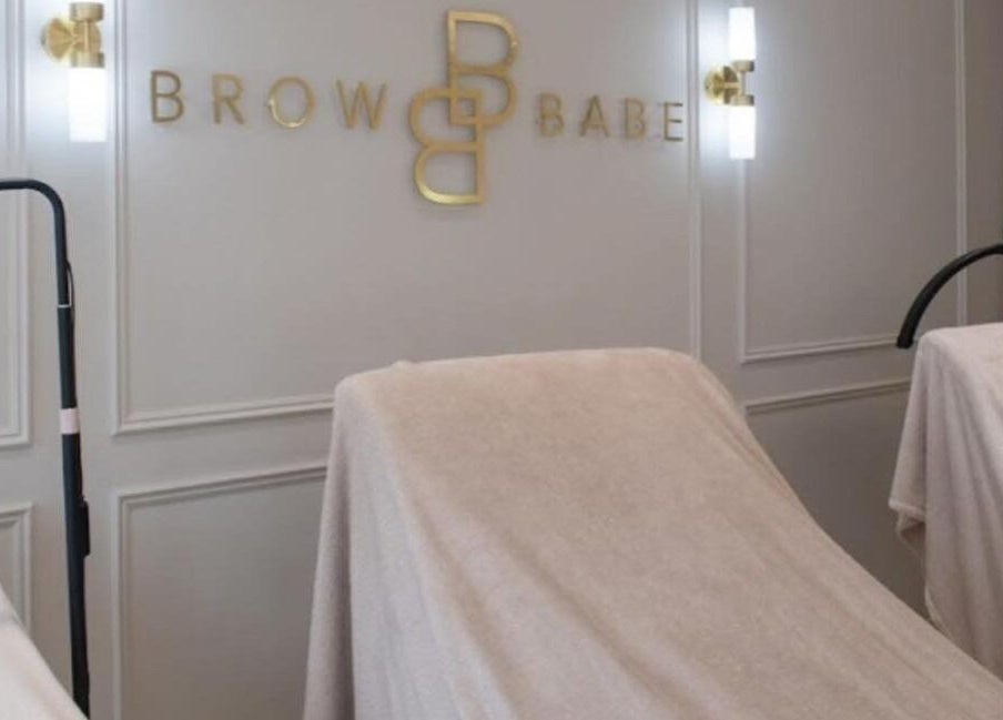 Chic treatment room at Browbabe Welling, England, GB with stylish decor and modern lighting.