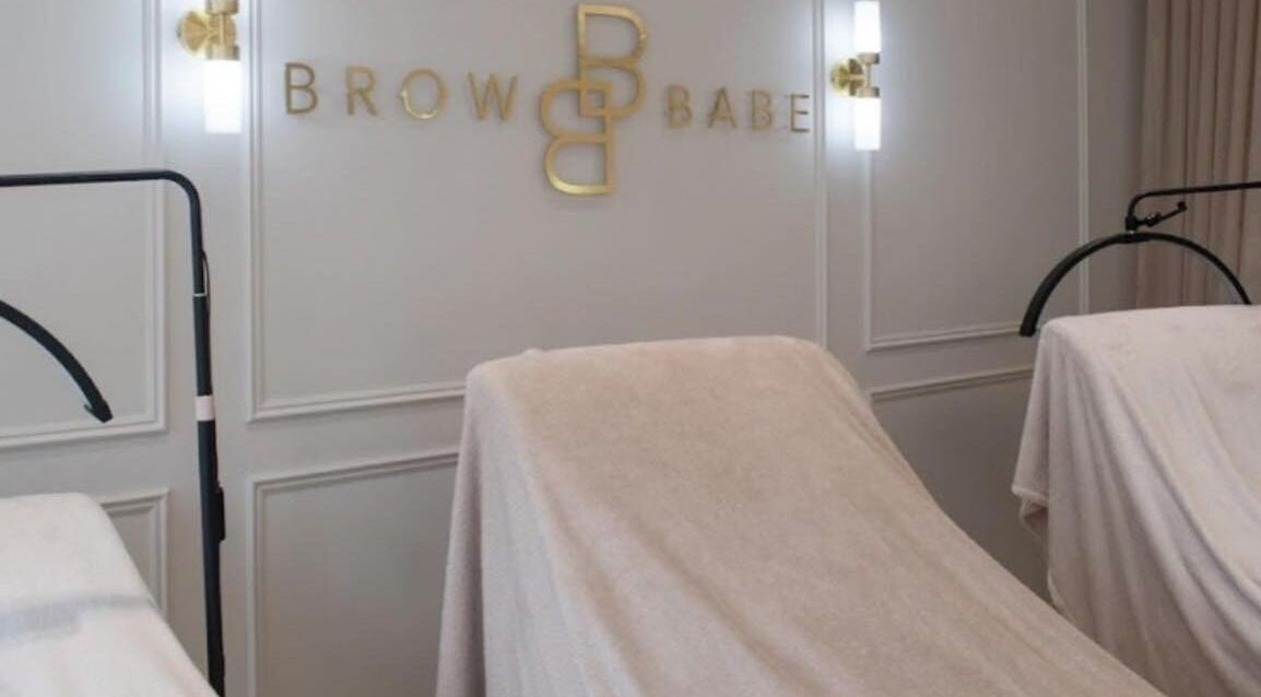 Chic treatment room at Browbabe Welling, England, GB with stylish decor and modern lighting.