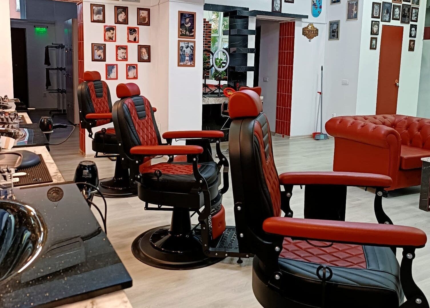 Interior modern al Vienna Style Salon din București, RO, cu scaune elegante și decor stilat.