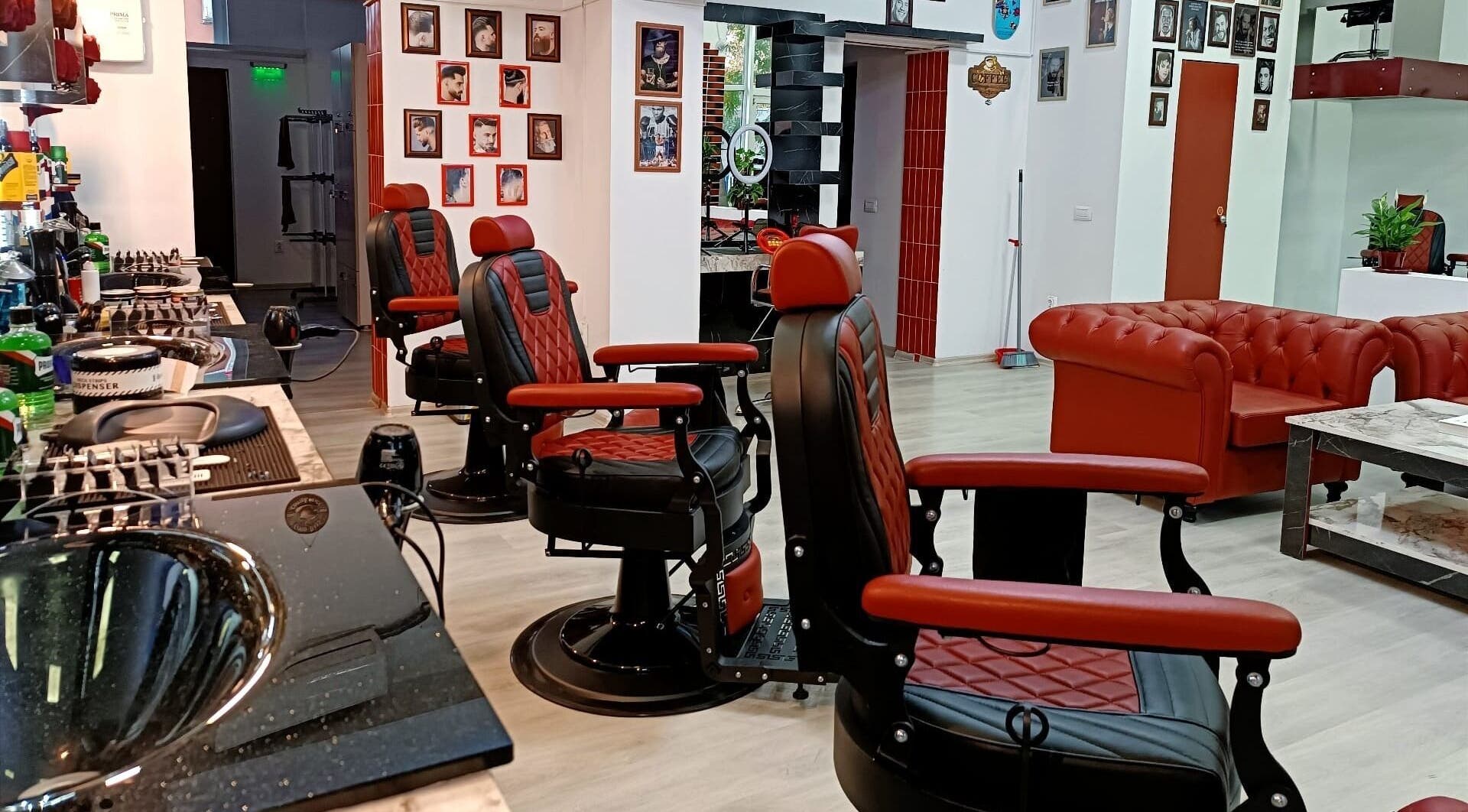 Interior modern al Vienna Style Salon din București, RO, cu scaune elegante și decor stilat.