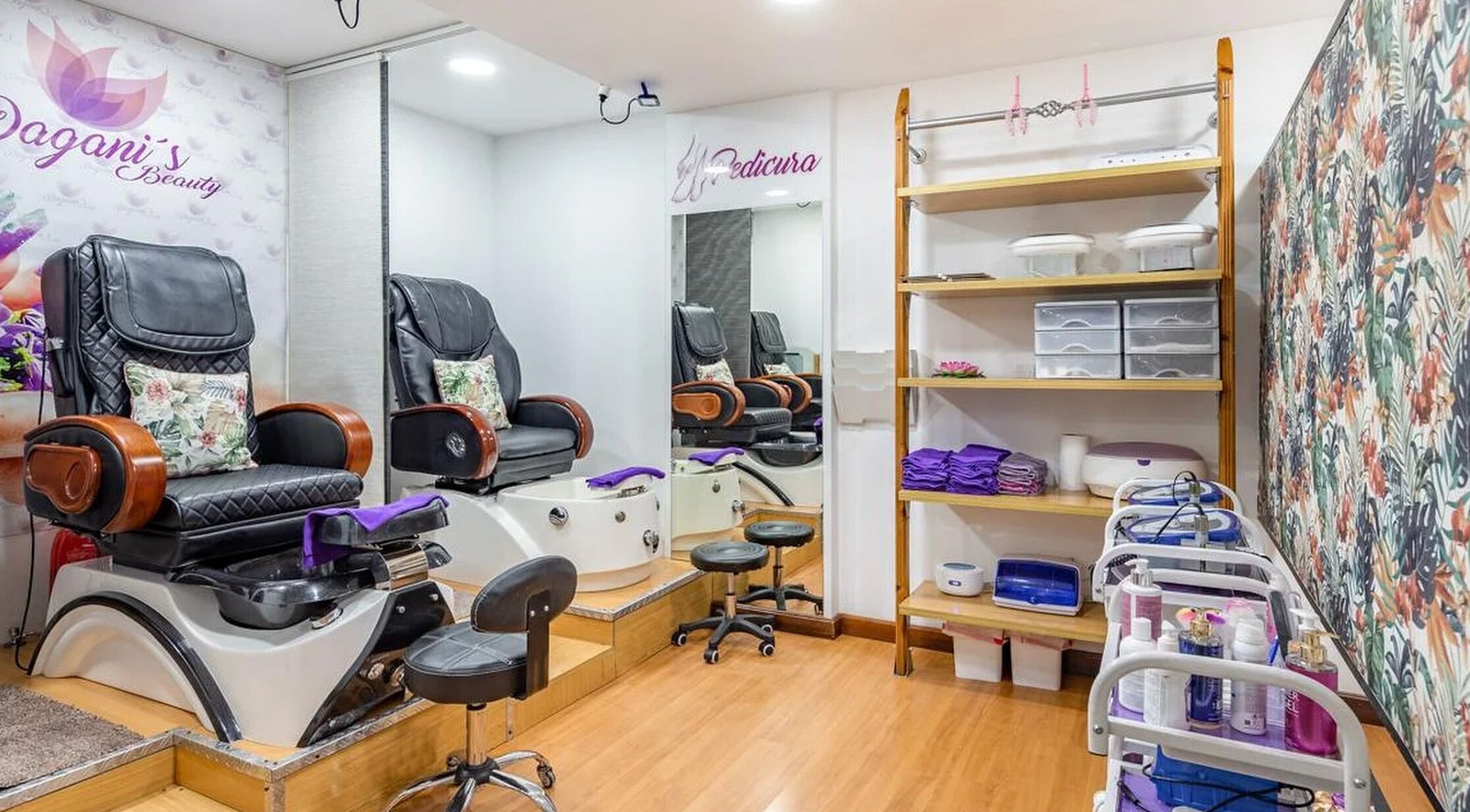 Sala de pedicura en Dagani’s Beauty, Oviedo, ES, destacando sillas cómodas y decoración acogedora.